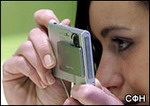CeBIT-2005: самая тонкая камера Sony. <br>    &nbspПервую ультраплоскую цифровую камеру представила компания Sony. При создании пятимегапиксельника толщиной всего 14,8 мм не пришлось поступаться ни характеристиками, ни удобством использования, утверждает производитель.